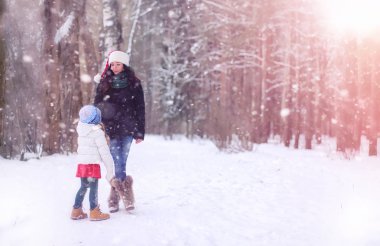 Bir kış masal, genç bir anne ve kızı bir kızak sürmek