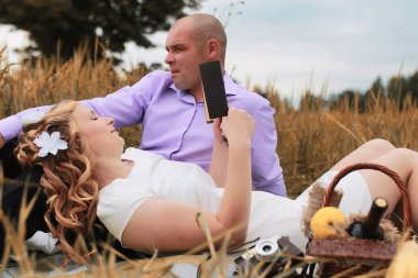 Yeni evli bir alanda sonbahar günü yürüyüş severler