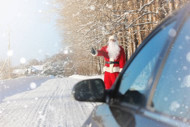 Noel Baba hediyeleri ile açık gelir. Noel Baba kırmızı bir SÜ