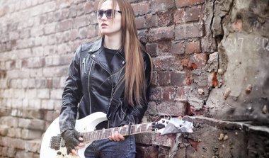 Güzel genç kız rocker elektro gitar ile. Bir rock musicia