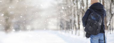 Bir sırt çantası soğuk kış olan bir adam