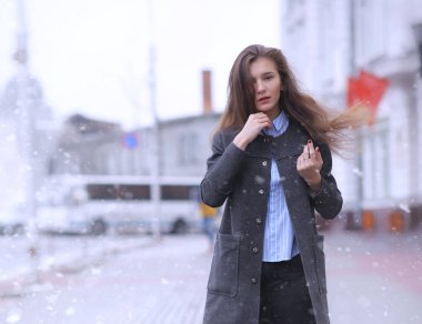 Genç kız açık havada kışın. Model kız açık havada bir w üzerinde poz