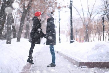 Genç çift kışın yürüyor