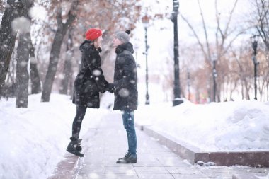 Genç çift kışın yürüyor