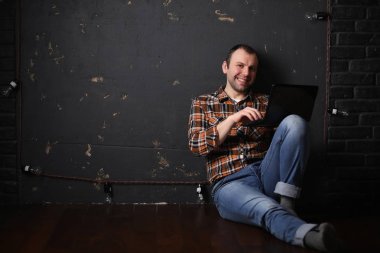 Koruyucu bir kask içinde erkek mimar Oluşturucu