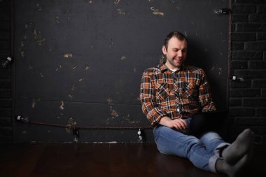 Koruyucu bir kask içinde erkek mimar Oluşturucu