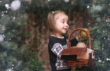 Yeni yıl ağacı tarafından küçük bir çocuk. Çocuk Chris süslemeleri