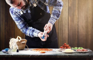 pizza hazırlama bir önlük adamım, hamur ve koyar INGR yoğurun