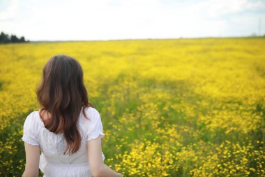 İçinde bir çiçek bir alanda hamile kadın