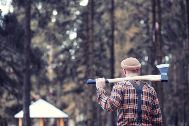 Sonbahar yağmurlu hava ve bir şemsiye ile genç bir adam