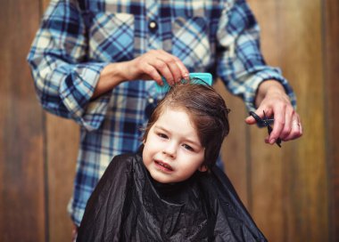 Küçük bir çocuk kuaförde kesilmiş. 