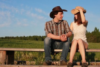 Hoş bir çift tarafından kırsal bir yolda