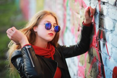 Gündelik kıyafetlerle yürüyen sevgi dolu bir çift.