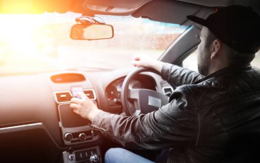 Bir adam bir araba kullanıyor. Sürücü yol boyunca arabayla sürüş.