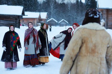 Rusya 'da geleneksel ortaçağ köylüleri kışı kostümlü sakallı adam.