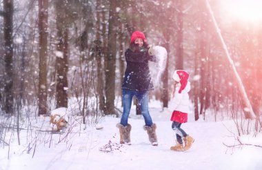 Bir kış masal, genç bir anne ve kızı bir kızak sürmek