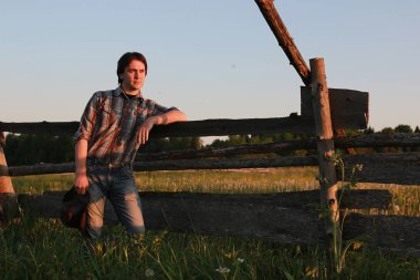 Hoş bir çift tarafından kırsal bir yolda