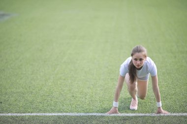 Egzersizleri yapıyor kız ve spor yaşam tarzı