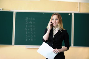 Genç öğretmen okul sınıf