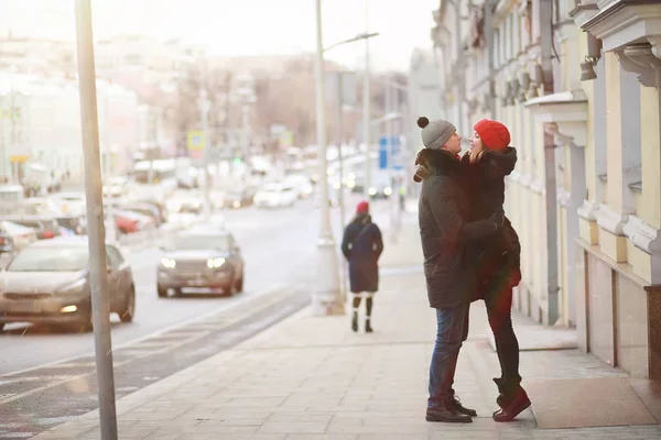 Mladý pár procházky přes zimu — Stock fotografie