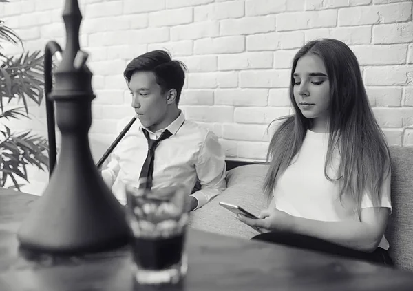 Een Jonge Aziatische Zakenman Wacht Een Partner Een Café Een — Stockfoto
