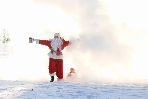 Père Noël dans le champ d'hiver. Santa brouillard magique marche le long de la th — Photo
