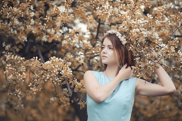 Chica Joven Paseo Par Otoño — Foto de Stock