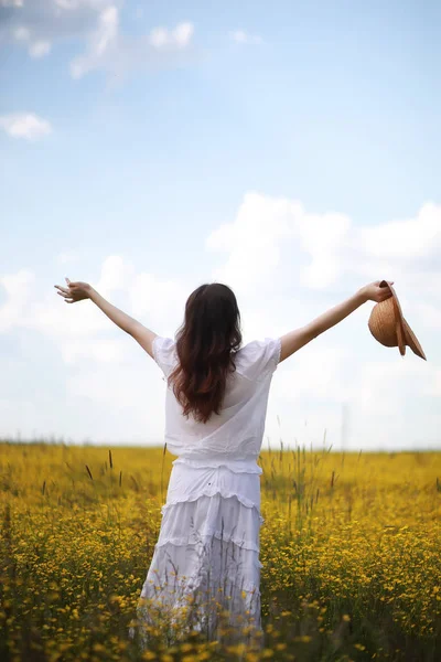 Mujer Embarazada Vestido Campo Flores — Foto de Stock