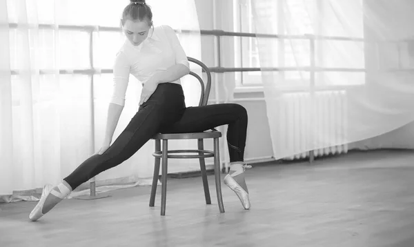 Young ballet dancer on a warm-up. The ballerina is preparing to — Stock Photo, Image