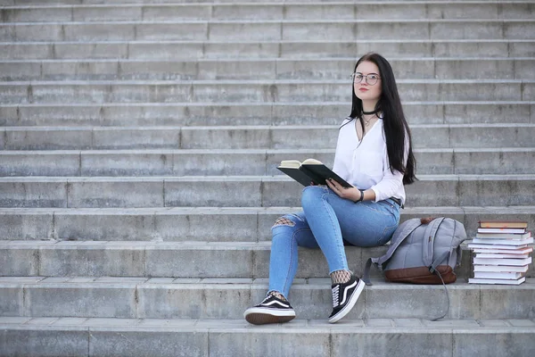 Menina estudante na rua com livros — Fotografia de Stock