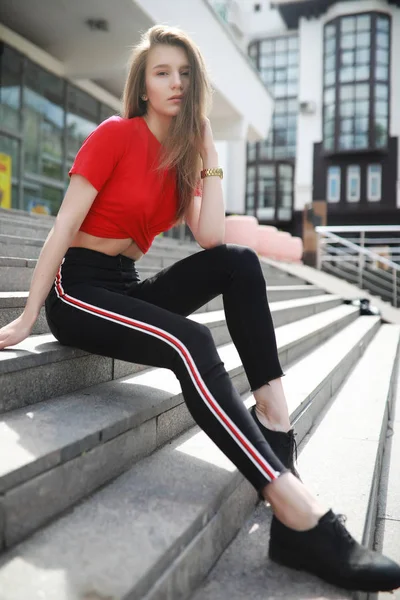 Una ragazza posa sui gradini di un edificio — Foto Stock