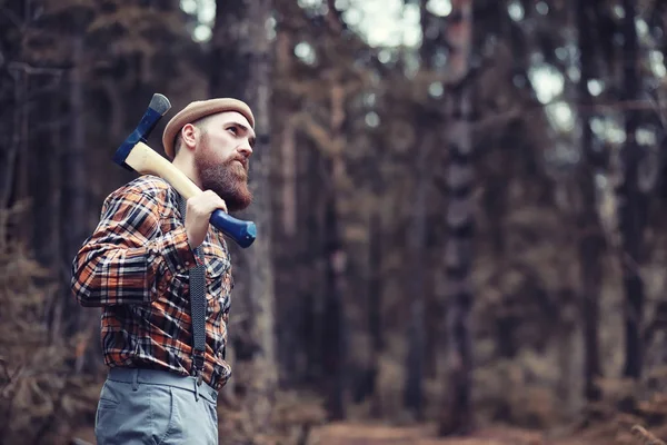 Autunno tempo piovoso e un giovane uomo con un ombrello — Foto Stock