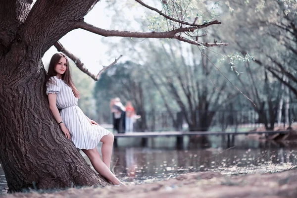 Ein Mädchen in einem frühlingshaften grünen Park — Stockfoto