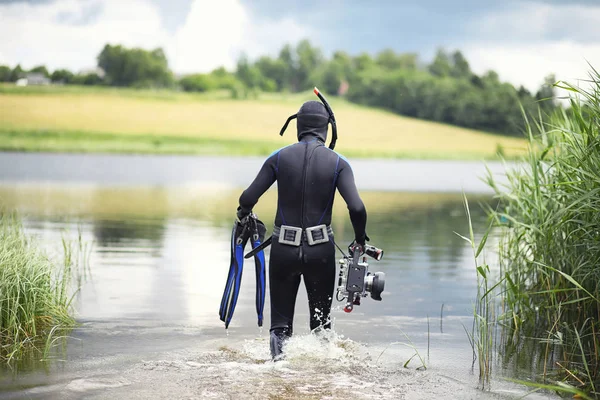 En dykare i våtdräkt förbereder — Stockfoto