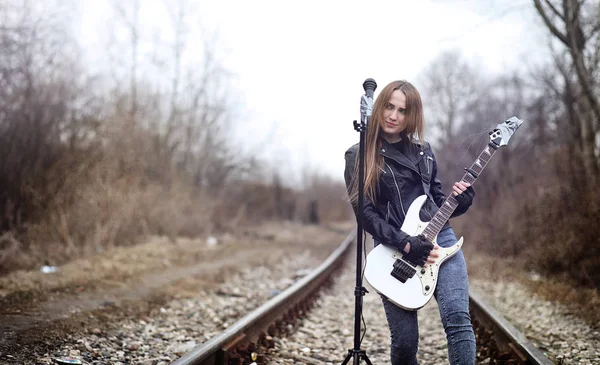 Vacker ung flicka Vippa med elgitarr. En rock musicia — Stockfoto