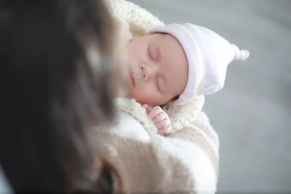 Baby pasgeboren slapen verpakt in een deken — Stockfoto