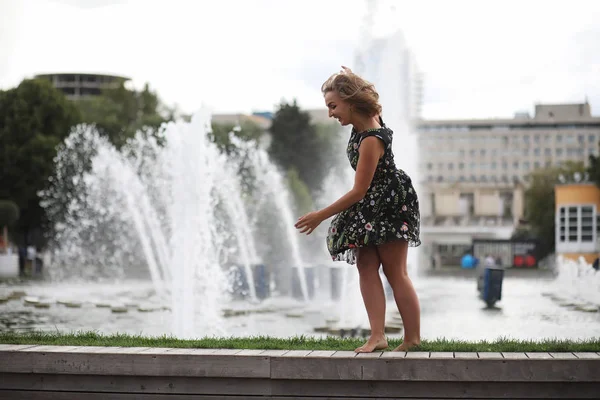 Menina Bonita Parque Verão Ensolarado Dia Wal — Fotografia de Stock