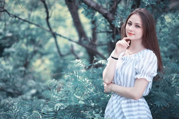 Une fille dans un parc vert printanier — Photo