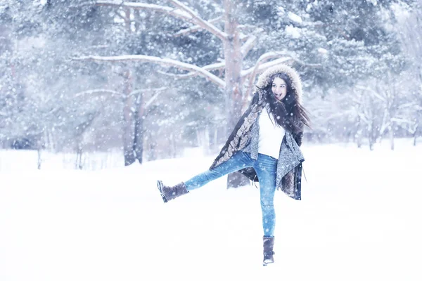 Beautiful girl in a beautiful winter snow — Stock Photo, Image