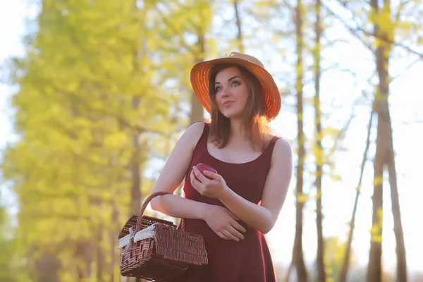 Ein Mädchen Mit Hut Bei Einem Spaziergang Park Ein Mädchen — Stockfoto