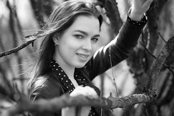 Fille sur une promenade à travers la ville de printemps — Photo