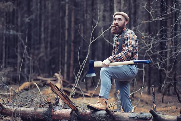 Autunno tempo piovoso e un giovane uomo con un ombrello — Foto Stock