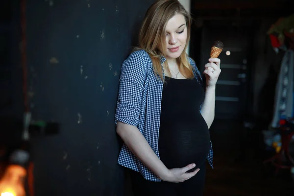 Schwangere junge schöne Mädchen im neunten Monat — Stockfoto