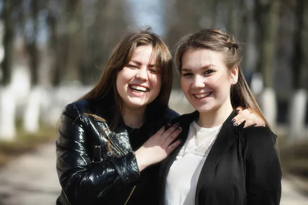 Ragazza carina in un parco autunnale — Foto Stock