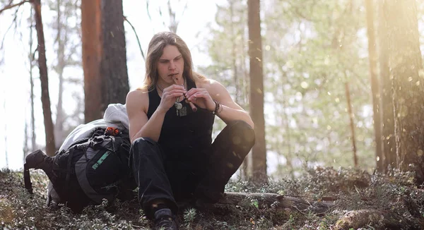 A musician with a tool in nature. A man is playing a flute in a — Stock Photo, Image