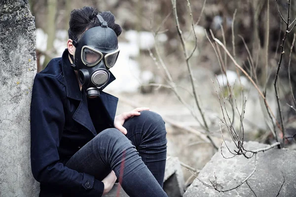 El tipo del abrigo y la máscara de gas. Retrato post-apocalíptico de A — Foto de Stock