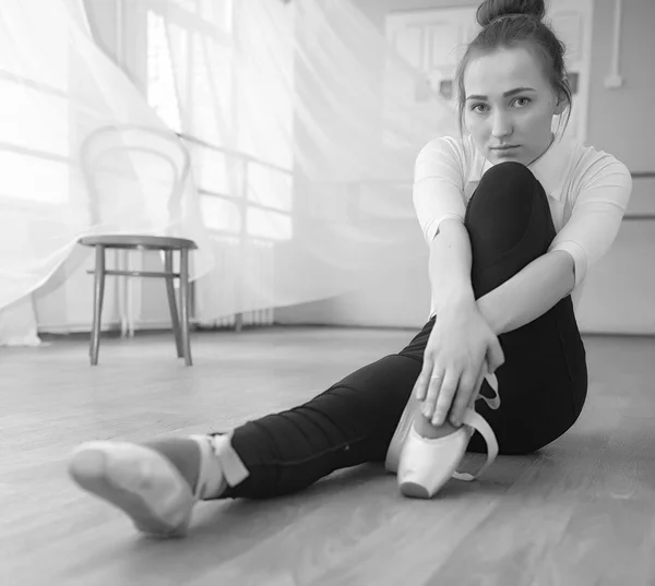 Young ballet dancer on a warm-up. The ballerina is preparing to — Stock Photo, Image