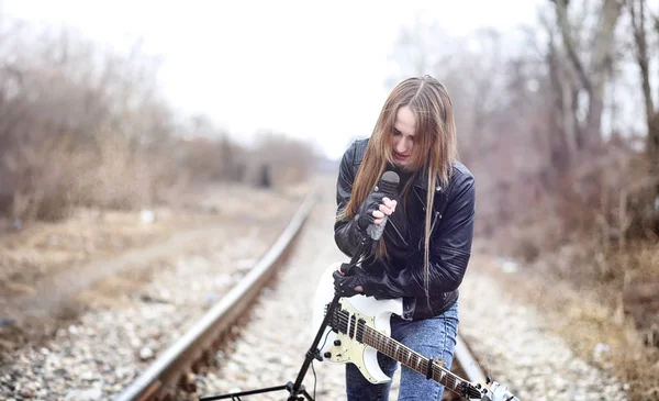 Mooi jong meisje rocker met elektrische gitaar. Een rock-musicia — Stockfoto