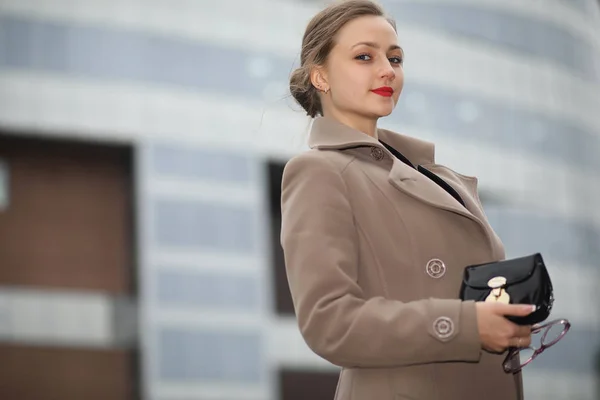 Милая деловая женщина на открытом воздухе — стоковое фото