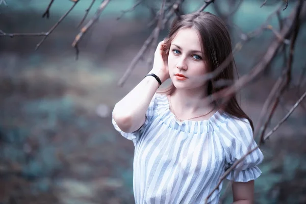 Une fille dans un parc vert printanier — Photo